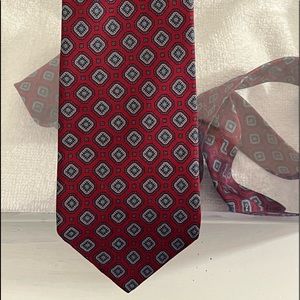 New condition mens vintage Oakton Ltd tie. Red patterned print.